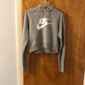 Women’s cropped hoodie (Nike Sportswear Essential)